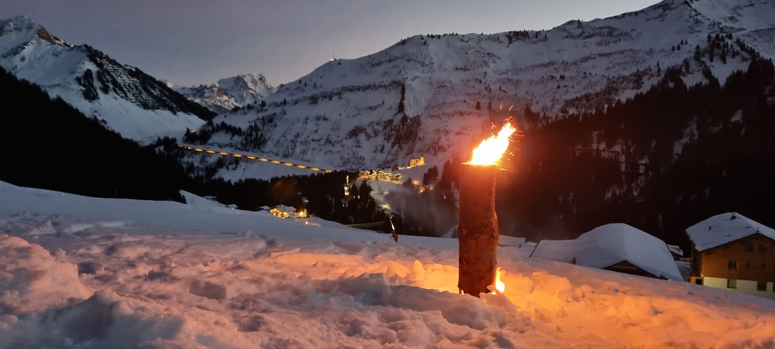 Baumfackel sorgt für gemütliche Stimmung im Freien
